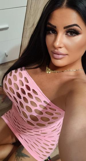 LISA aus Ungarn - . Bei mir findest du garantiert das perfekte erotische Abenteuer. Folge mir ins Land der Erotik. Dann beobachte mich zuerst Anonym auf der Bühne und rufe mich danach ins Zimmer!