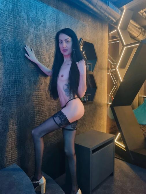 MONICA aus Rumänien - Diese Schönheit entführt Sie in eine Welt voller Leidenschaft. Bei mir findest du garantiert das perfekte erotische Abenteuer. Mein verführerischer Blick wird dich in den Bann ziehen. Dann beobachte mich zuerst Anonym auf der Bühne und rufe mich danach ins Zimmer! 1