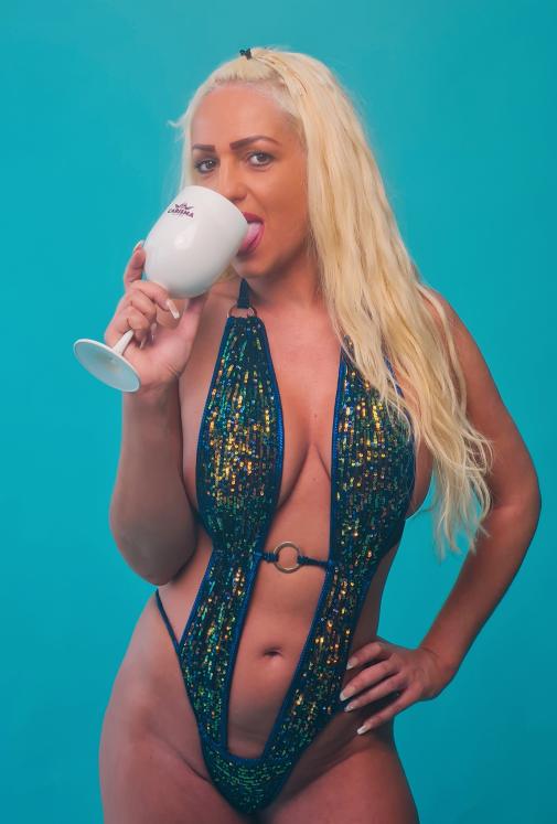 BARBIE aus Ungarn - . Bei mir findest du garantiert das perfekte erotische Abenteuer. Ich träume von einem harten Schwanz. Dann beobachte mich zuerst Anonym auf der Bühne und rufe mich danach ins Zimmer! 2