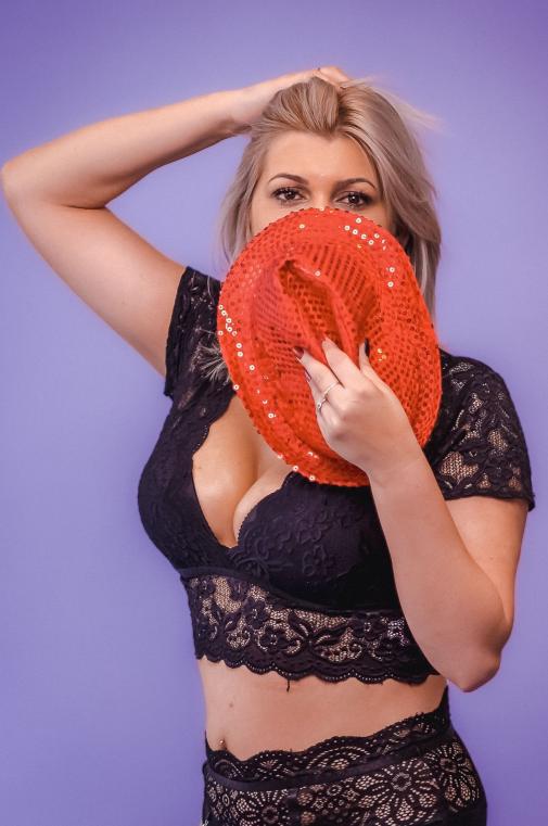 REBECA aus Rumänien - Liebt es zu verführen. Bei mir findest du garantiert das perfekte erotische Abenteuer. Ich träume von einem harten Schwanz. Dann beobachte mich zuerst Anonym auf der Bühne und rufe mich danach ins Zimmer! 1