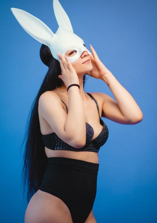 LORENA aus Rumänien - Tabulos und Dauergeil. Ich liebe hemmungslosen Sex. Hättest du nicht Lust mich zum Höhepunkt zu bringen. Dann beobachte mich zuerst Anonym auf der Bühne und rufe mich danach ins Zimmer! 0