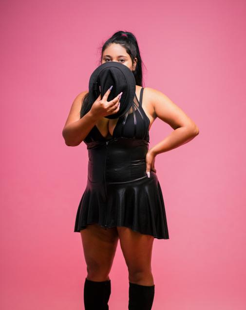 EVELYN aus Rumänien - . Ich liebe hemmungslosen Sex. Mein verführerischer Blick wird dich in den Bann ziehen. Dann beobachte mich zuerst Anonym auf der Bühne und rufe mich danach ins Zimmer! 2