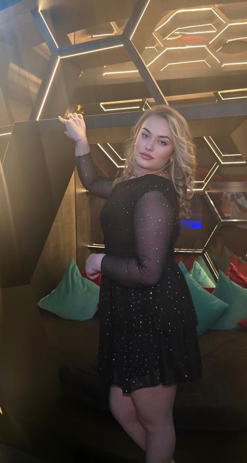 KARINA aus Rumänien - Hier erleben Sie Feuer pur. Bei mir findest du garantiert das perfekte erotische Abenteuer. Ich träume von einem harten Schwanz. Dann beobachte mich zuerst Anonym auf der Bühne und rufe mich danach ins Zimmer! 0