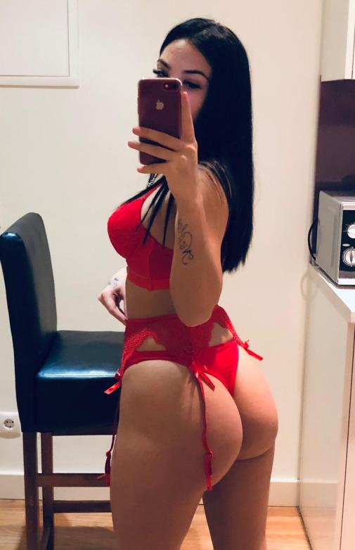 NICOLE aus Rumänien - Diese Schönheit entführt Sie in eine Welt voller Leidenschaft. Mit meinen heißen Lippen kann ich vieles anstellen. Mein verführerischer Blick wird dich in den Bann ziehen. Dann beobachte mich zuerst Anonym auf der Bühne und rufe mich danach ins Zimmer! 0