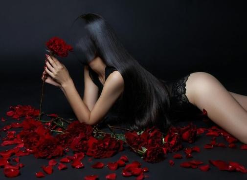 RANYA aus Rumänien - Hier erleben Sie Feuer pur. Mit meinen heißen Lippen kann ich vieles anstellen. Folge mir ins Land der Erotik. Dann beobachte mich zuerst Anonym auf der Bühne und rufe mich danach ins Zimmer! 0