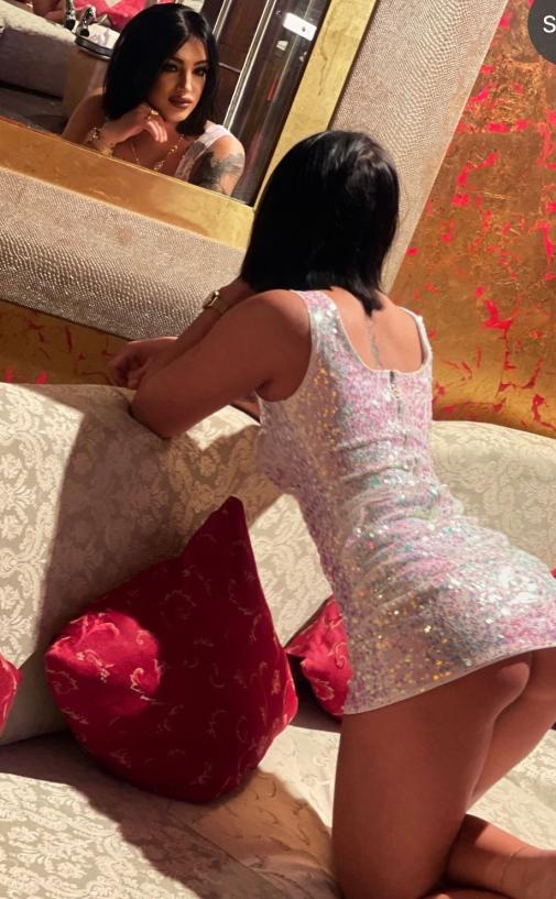 SIMINA aus Rumänien - Diese Schönheit entführt Sie in eine Welt voller Leidenschaft. Ich liebe hemmungslosen Sex. Hättest du nicht Lust mich zum Höhepunkt zu bringen. Dann beobachte mich zuerst Anonym auf der Bühne und rufe mich danach ins Zimmer! 1