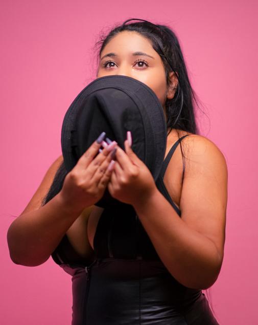 EVELYN aus Rumänien - . Ich liebe hemmungslosen Sex. Mein verführerischer Blick wird dich in den Bann ziehen. Dann beobachte mich zuerst Anonym auf der Bühne und rufe mich danach ins Zimmer! 0