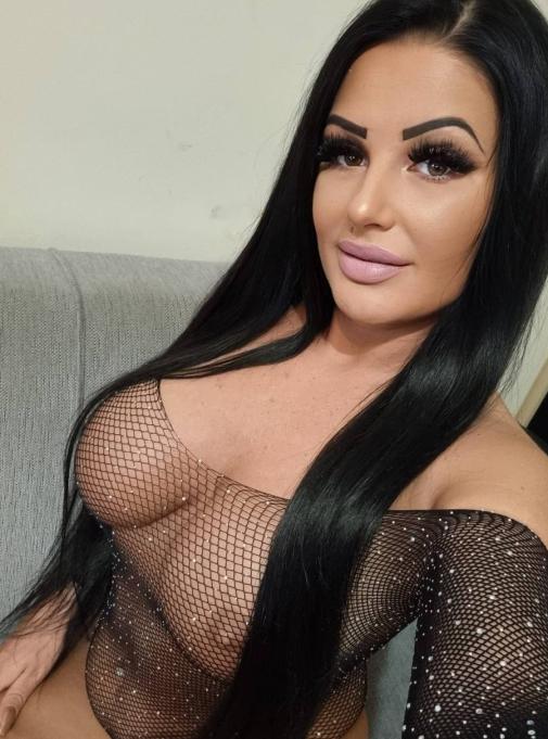 LISA aus Ungarn - . Bei mir findest du garantiert das perfekte erotische Abenteuer. Folge mir ins Land der Erotik. Dann beobachte mich zuerst Anonym auf der Bühne und rufe mich danach ins Zimmer! 3