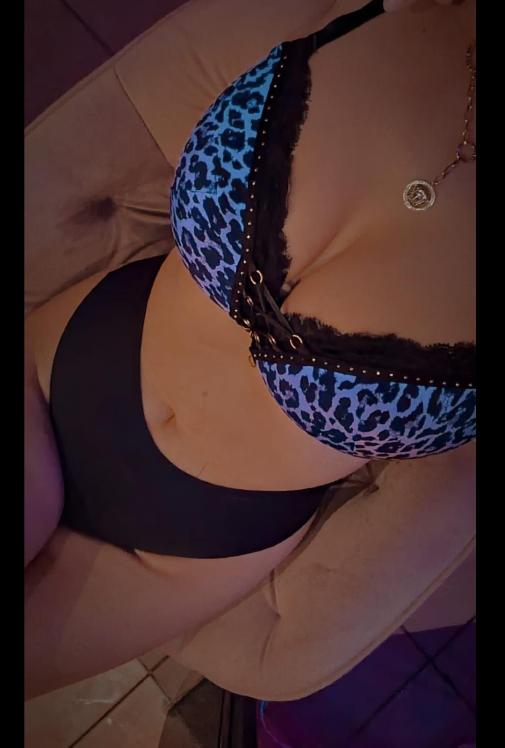 REBECA aus Rumänien - Liebt es zu verführen. Mit meinen heißen Lippen kann ich vieles anstellen. Hättest du nicht Lust mich zum Höhepunkt zu bringen. Dann beobachte mich zuerst Anonym auf der Bühne und rufe mich danach ins Zimmer! 0