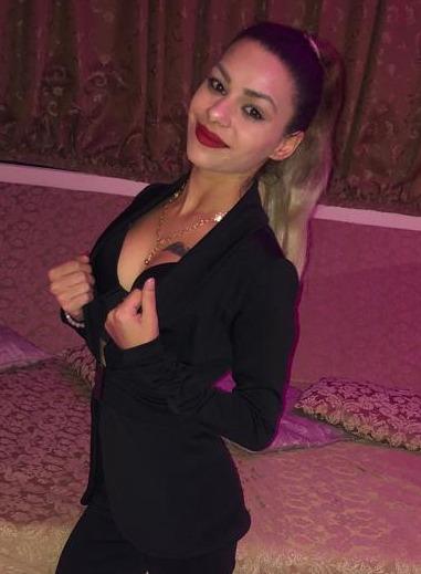 ERICA aus Rumänien - Diese Schönheit entführt Sie in eine Welt voller Leidenschaft. Ich liebe hemmungslosen Sex. Mein verführerischer Blick wird dich in den Bann ziehen. Dann beobachte mich zuerst Anonym auf der Bühne und rufe mich danach ins Zimmer! 1