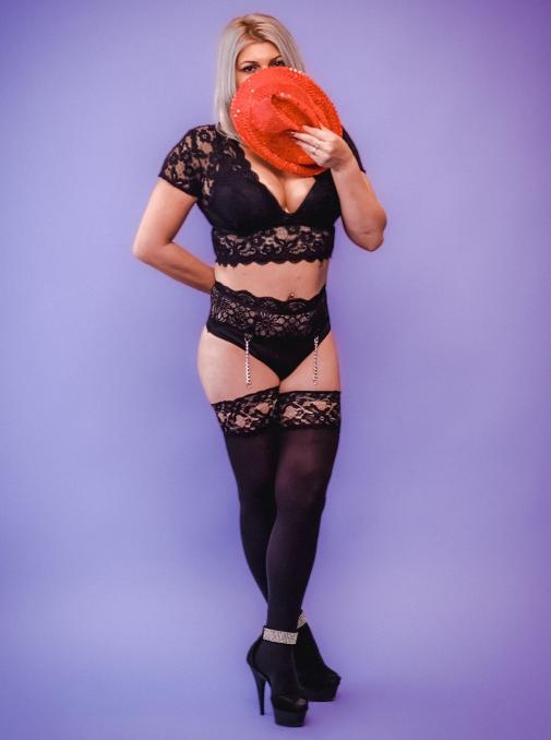 REBECA aus Rumänien - Liebt es zu verführen. Bei mir findest du garantiert das perfekte erotische Abenteuer. Ich träume von einem harten Schwanz. Dann beobachte mich zuerst Anonym auf der Bühne und rufe mich danach ins Zimmer! 3