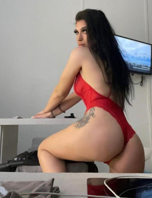 AMIRA aus Rumänien - Hier erleben Sie Feuer pur. Mit meinen heißen Lippen kann ich vieles anstellen. Ich träume von einem harten Schwanz. Dann beobachte mich zuerst Anonym auf der Bühne und rufe mich danach ins Zimmer! 4